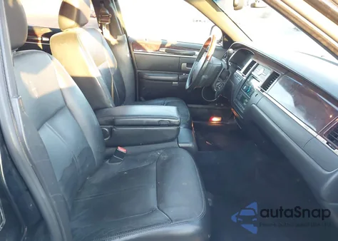 2007 Lincoln Town Car Signature Long Wheelbase z USA, uszkodzony, nr VIN 1LNHM85W37Y603535